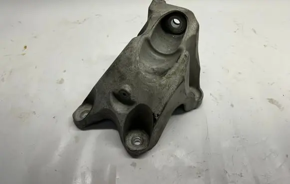 Chevrolet Camaro Engine mounting bracket 23104516 P23104516