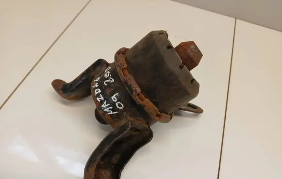 Mazda 6 Engine mount bracket