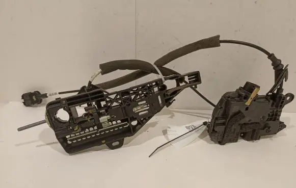 Renault Captur Rear door lock 805034742R