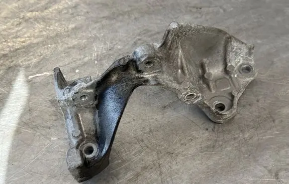 Nissan Qashqai Engine mounting bracket 147177968R