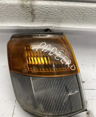 Mitsubishi Pajero Front indicator light 21037746