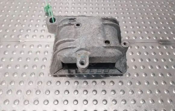 Engine mount vacuum valve