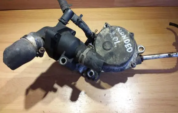 Ford Mondeo Mk III Vacuum pump 72245410B