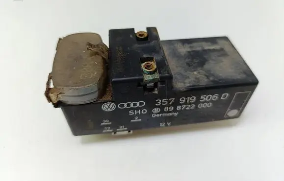 Volkswagen Golf III Coolant fan relay 357919506D