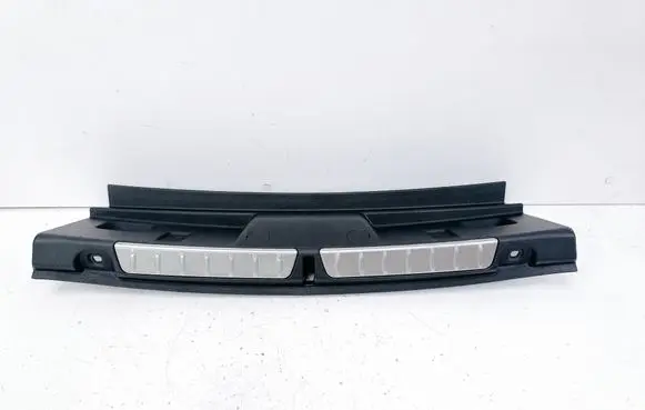 Trunk/boot sill cover protection