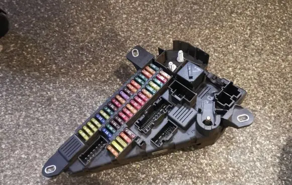 BMW 5 E60 E61 Fuse module 6906618