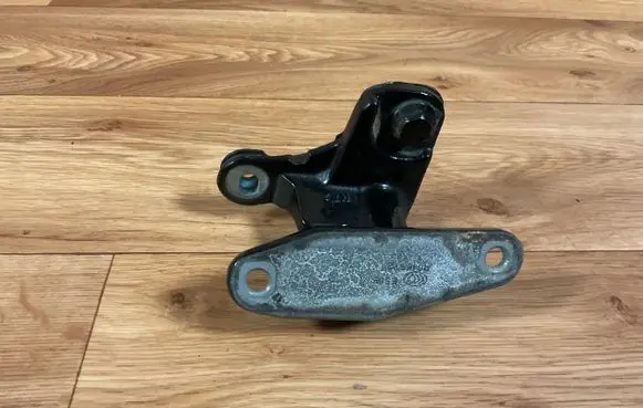 Mercedes-Benz B W245 Front door lower hinge A046572