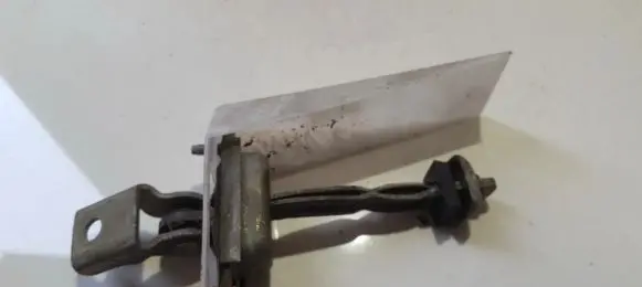 Ford Mondeo MK II Rear door check strap stopper