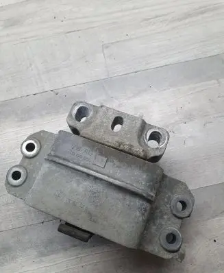Skoda Octavia Mk2 (1Z) Engine mount bracket 1K0199555