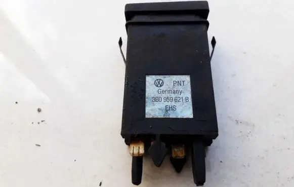 Volkswagen PASSAT B5 Windscreen/window heater switch 3B0959621B