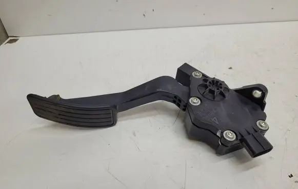 Accelerator throttle pedal