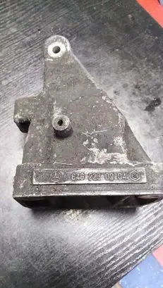 Mercedes-Benz Vito Viano W639 Engine mounting bracket 6462230804