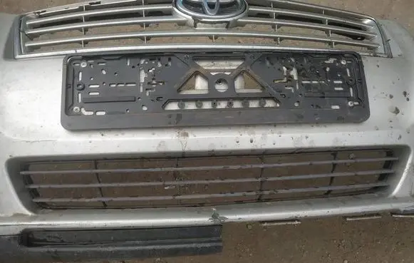 Toyota Avensis T250 Front bumper lower grill 