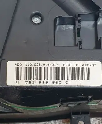 Volkswagen PASSAT B5 Speedometer (instrument cluster) 3B1919860C