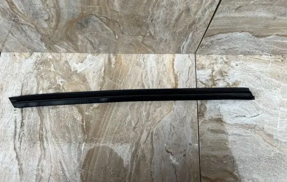Maserati Ghibli Rubber seal front coupe door window 670030048