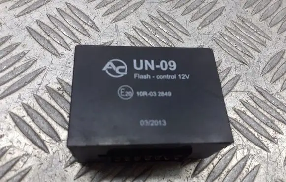 Toyota Avensis T250 Tow bar relay 10R-032849