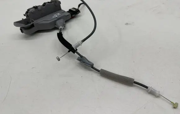 Opel Mokka B Front door lock 16944085