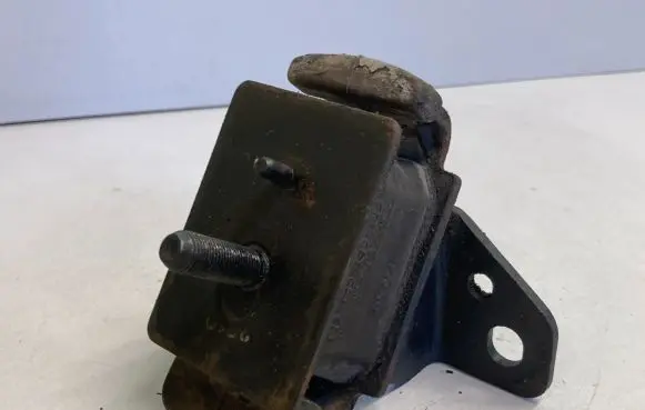 KIA Sorento Engine mount bracket 218123E150
