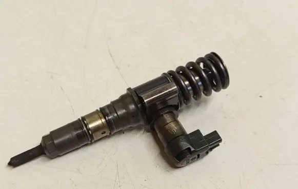 Volkswagen PASSAT B6 Fuel injector 073D 03G130
