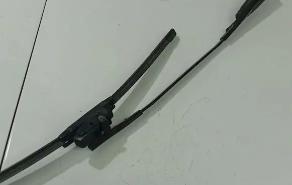 Volkswagen PASSAT B5.5 Front wiper blade arm 3B1955410B