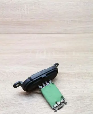 Volkswagen PASSAT B4 Heater blower motor/fan resistor 12396 GREEN