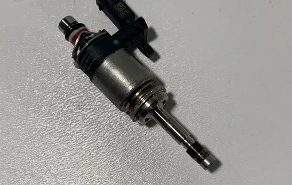 Volkswagen PASSAT B8 Fuel injector 05E906036C