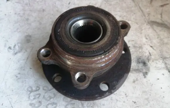 Volkswagen Golf VI Front wheel bearing hub 