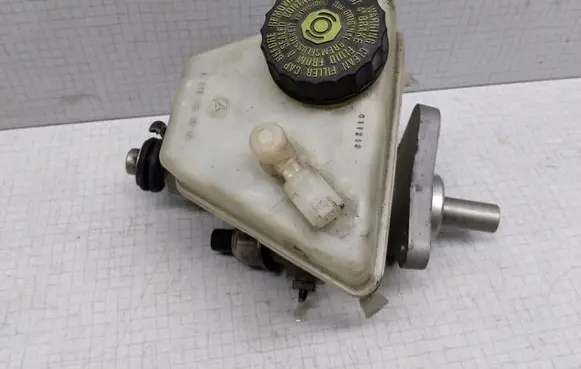 Mercedes-Benz C W203 Master brake cylinder A2034300002
