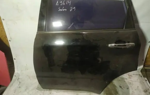 Subaru B9 Tribeca Rear door juodos