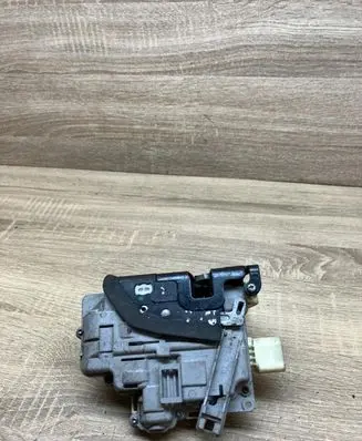 Volkswagen PASSAT B6 Front door lock 3C1837016A
