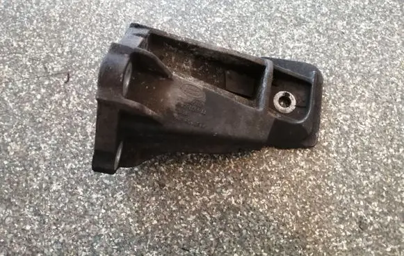 Engine mounting bracket