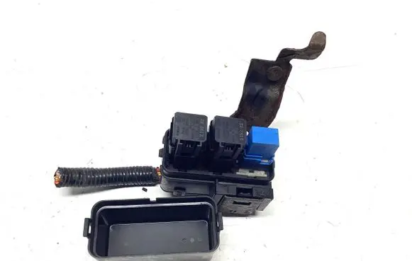 Nissan Qashqai+2 Relay mounting block 