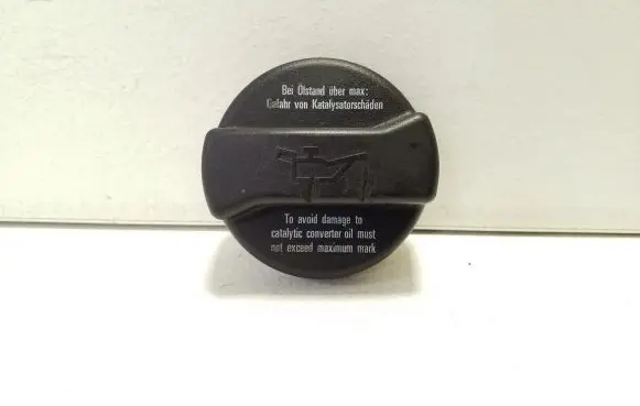 Audi A3 S3 8L Oil filler cap 026103485