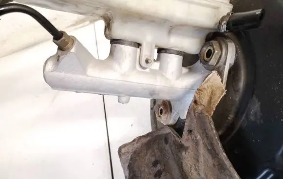 Master brake cylinder