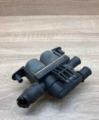BMW 5 E39 Coolant heater control valve 8374995 1147412137