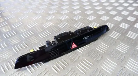 Hyundai Tucson TL Hazard light switch 93700D7800