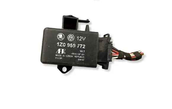 Volkswagen PASSAT B6 Seat heating relay 1Z0959772