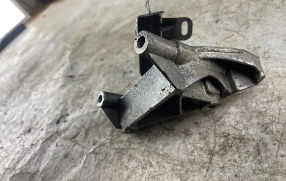 Mercedes-Benz E W210 Power steering pump mounting bracket R6062360230