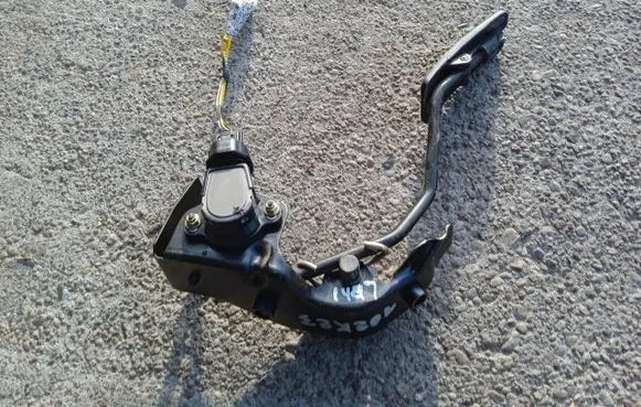 Toyota Avensis T250 Accelerator throttle pedal