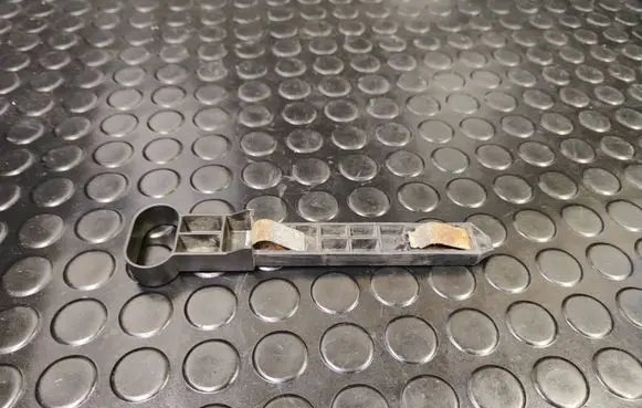 Headlight/headlamp mounting bracket