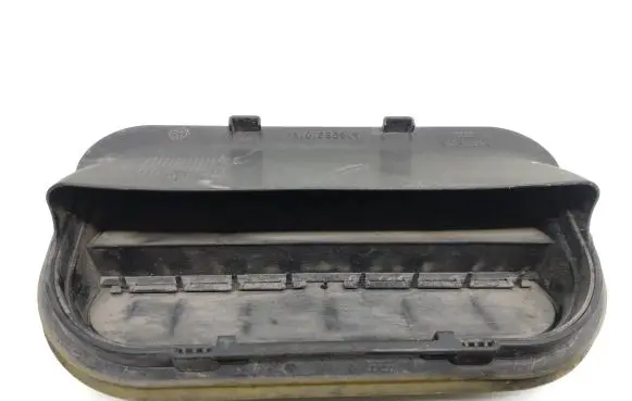 Quarter panel pressure vent