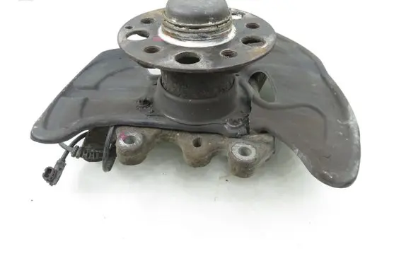 Mercedes-Benz C AMG W204 Front wheel hub spindle knuckle 