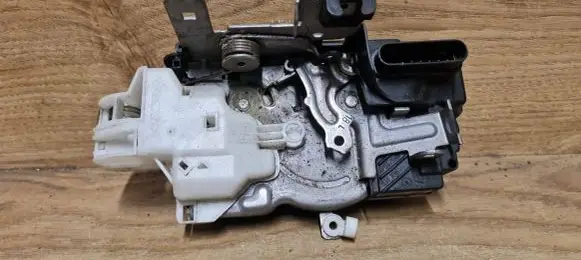 Volvo V40 Front door lock 31391824
