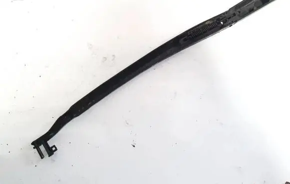 Volkswagen Touareg I Front wiper blade arm