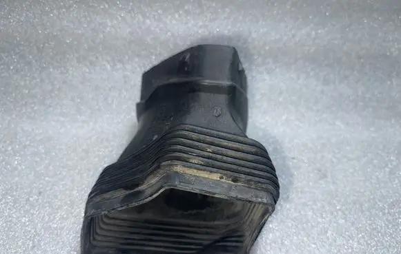 Audi A6 S6 C6 4F Air intake duct part 4F0129739B HR01