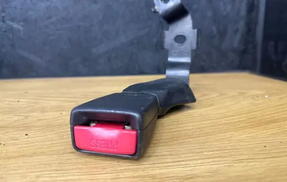 Toyota Avensis T250 Rear seatbelt buckle 050903