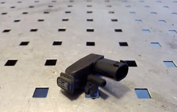 Volkswagen Touareg II Windshield washer spray nozzle 