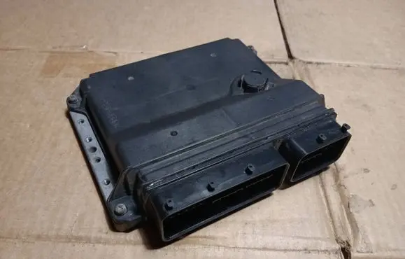 Toyota Avensis T270 Engine control unit/module 8966105D21 MB2759001441