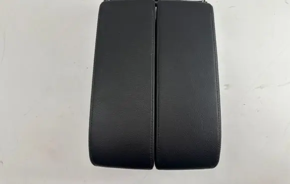 Volkswagen Touareg II Armrest