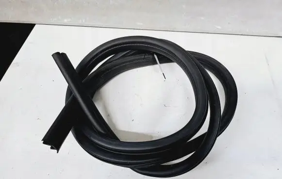 Ford Kuga I Rubber seal rear door 